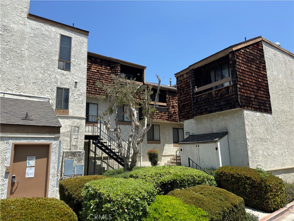 950 W Lambert Road 28