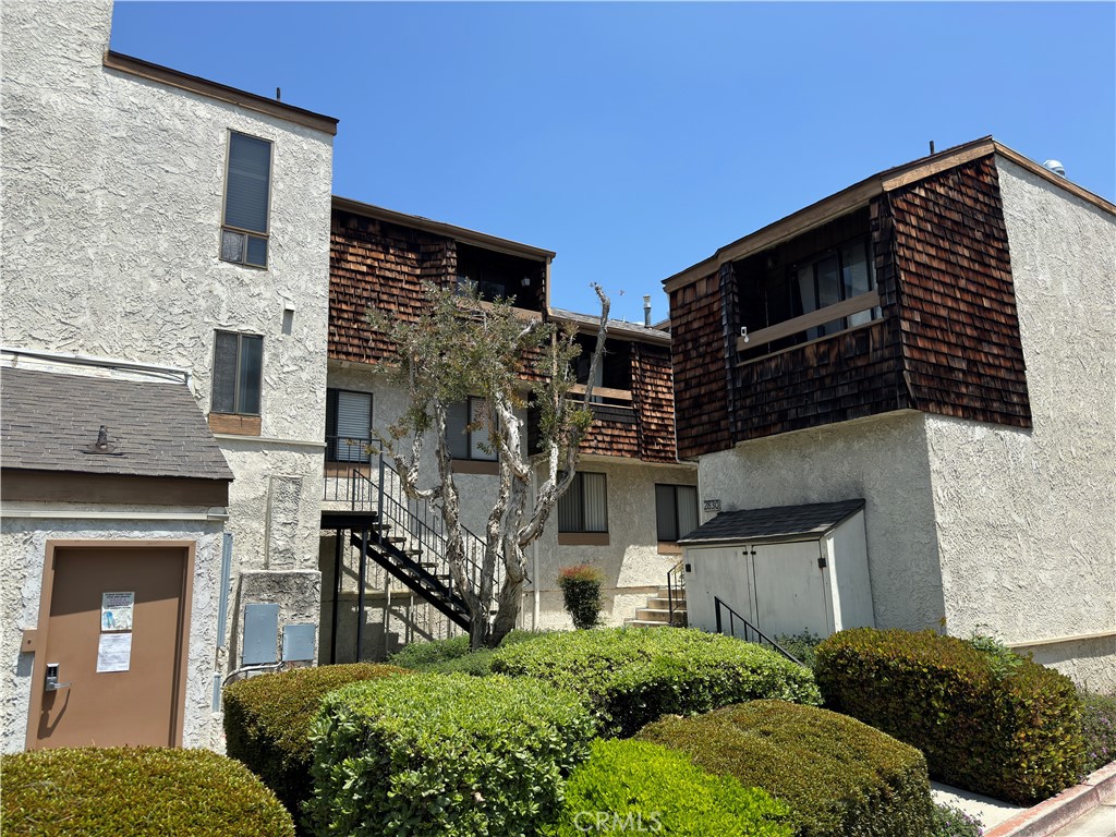 950 W Lambert Road 28