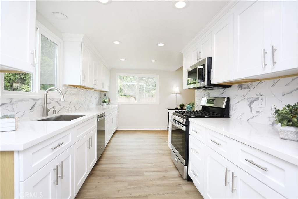 321 S Beachy Place