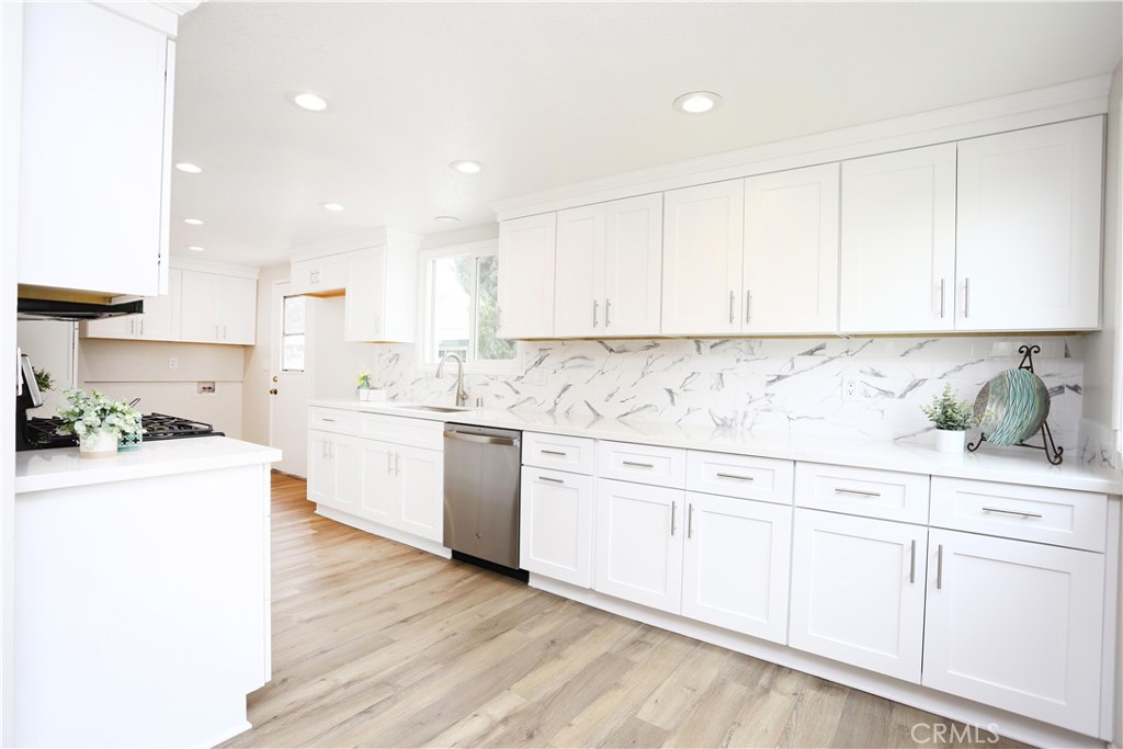321 S Beachy Place