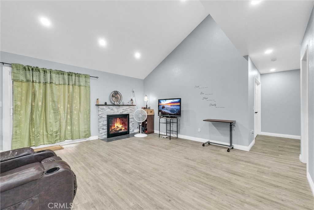 1264 N Mulberry Avenue