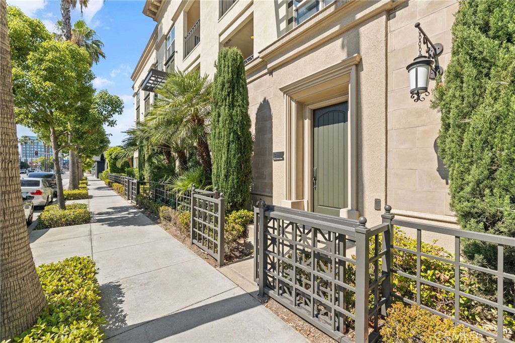 514 S Anaheim Boulevard 1