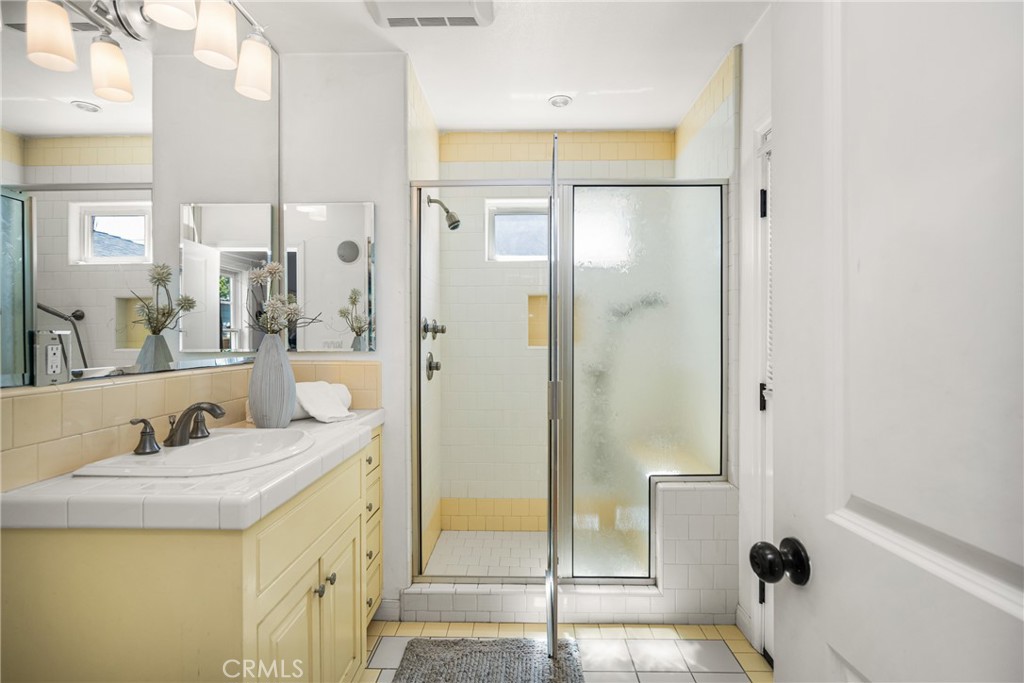 3725 Gardenia Avenue