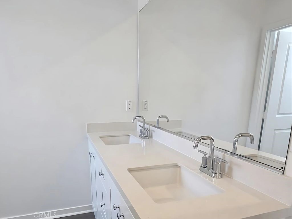 32735 Manhattan