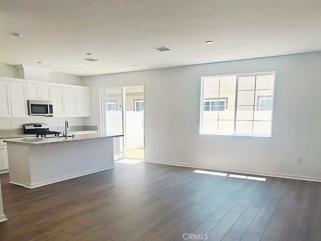 32735 Manhattan
