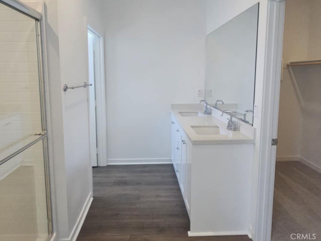 32735 Manhattan