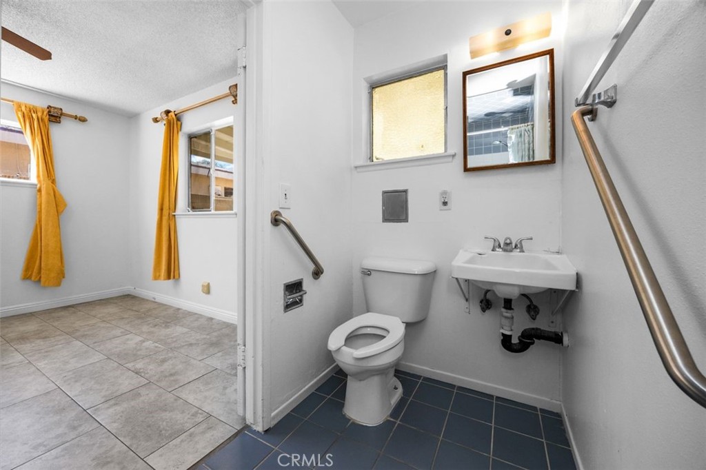 2006 W Wilshire Avenue