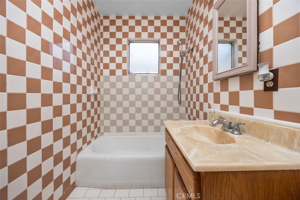 2006 W Wilshire Avenue