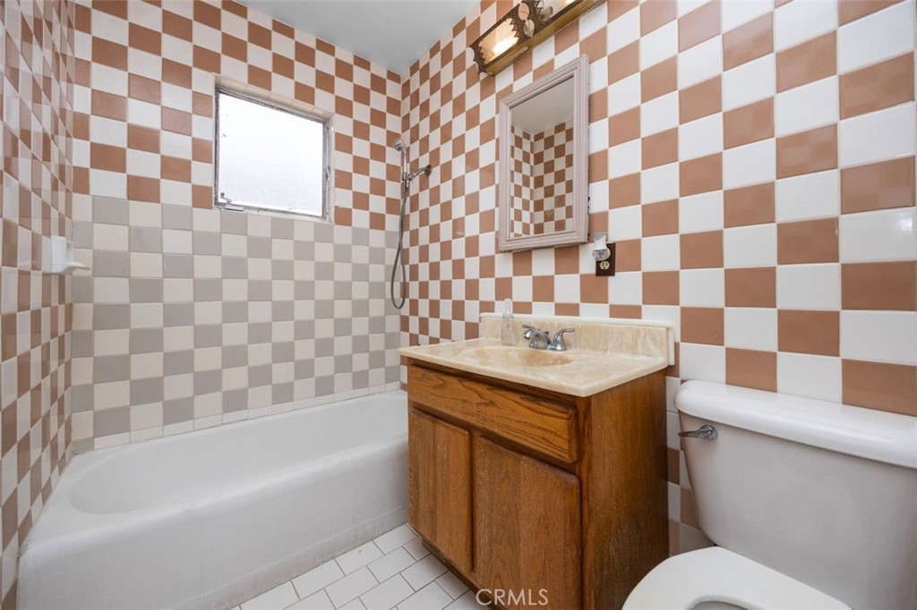 2006 W Wilshire Avenue