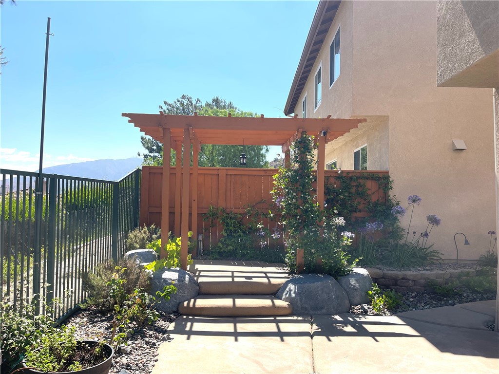 8835 E Fallbrook Way