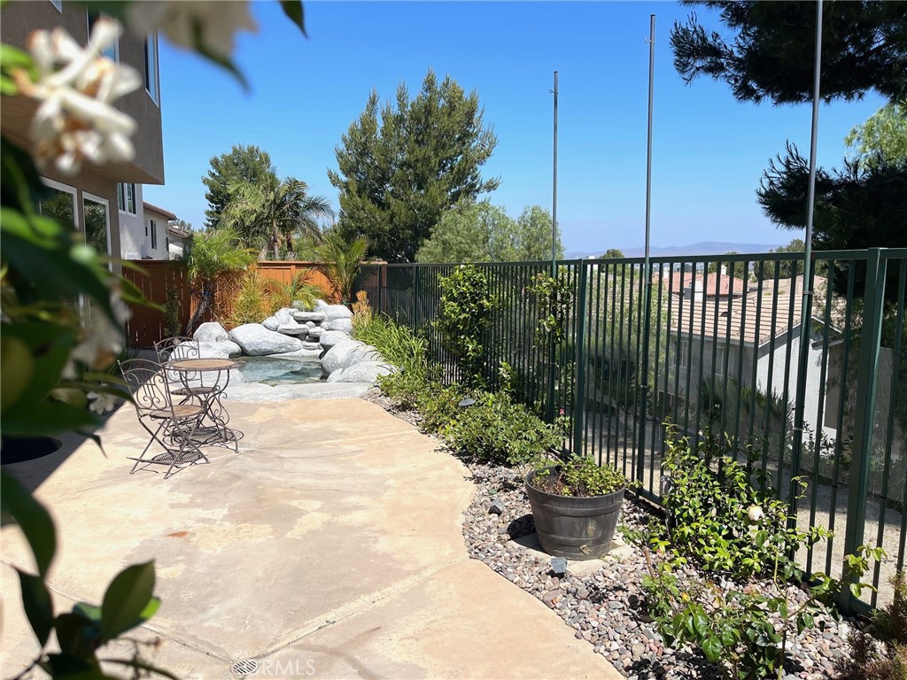 8835 E Fallbrook Way