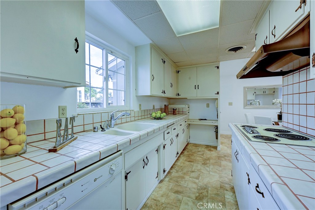 1601 W Baker Avenue