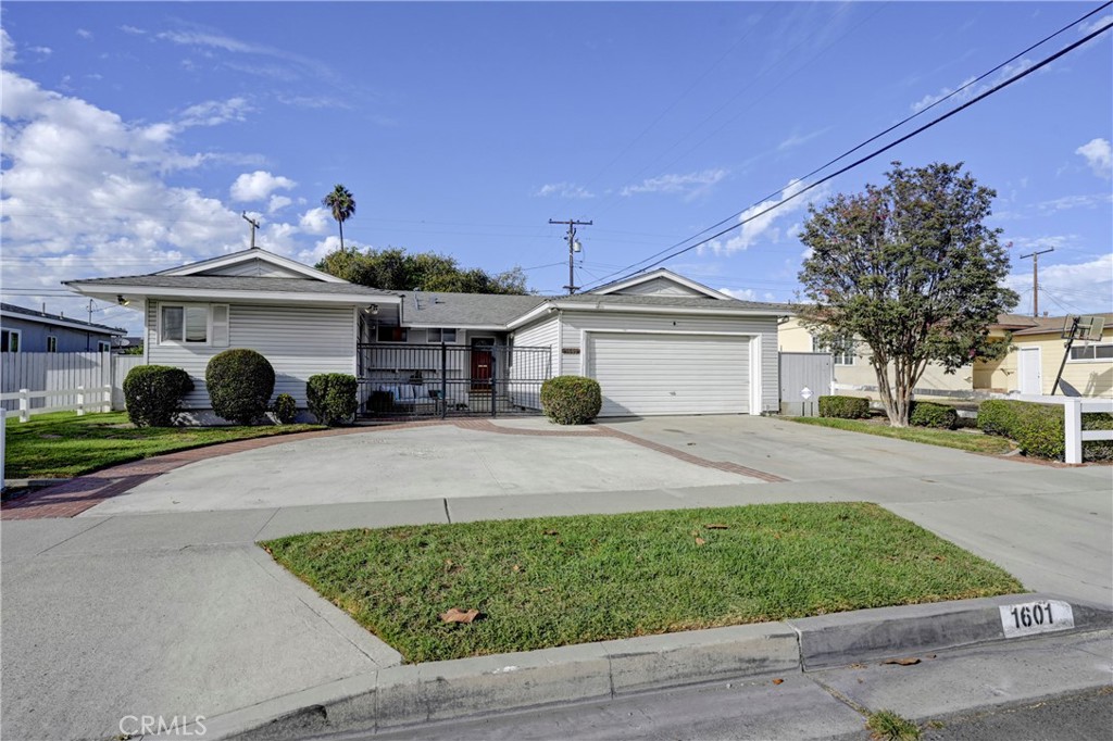 1601 W Baker Avenue