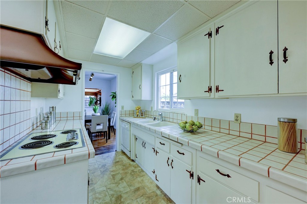 1601 W Baker Avenue