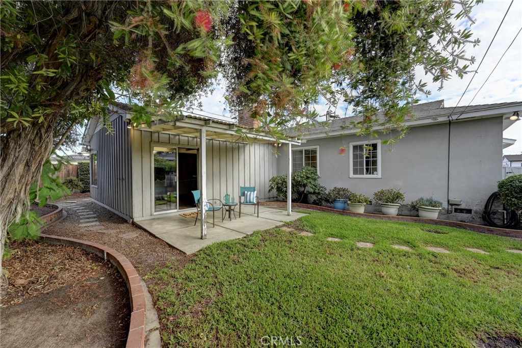 1601 W Baker Avenue