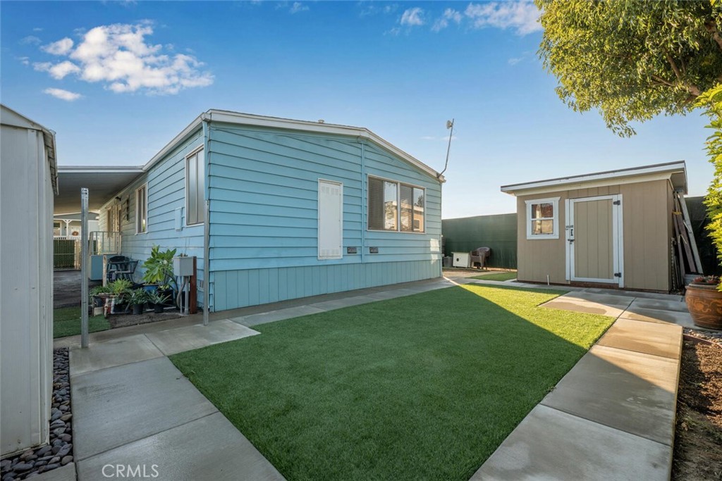 22221 Bloomfield Avenue 48