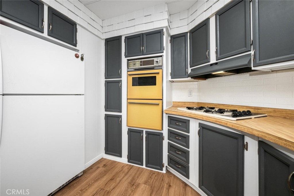 22221 Bloomfield Avenue 48