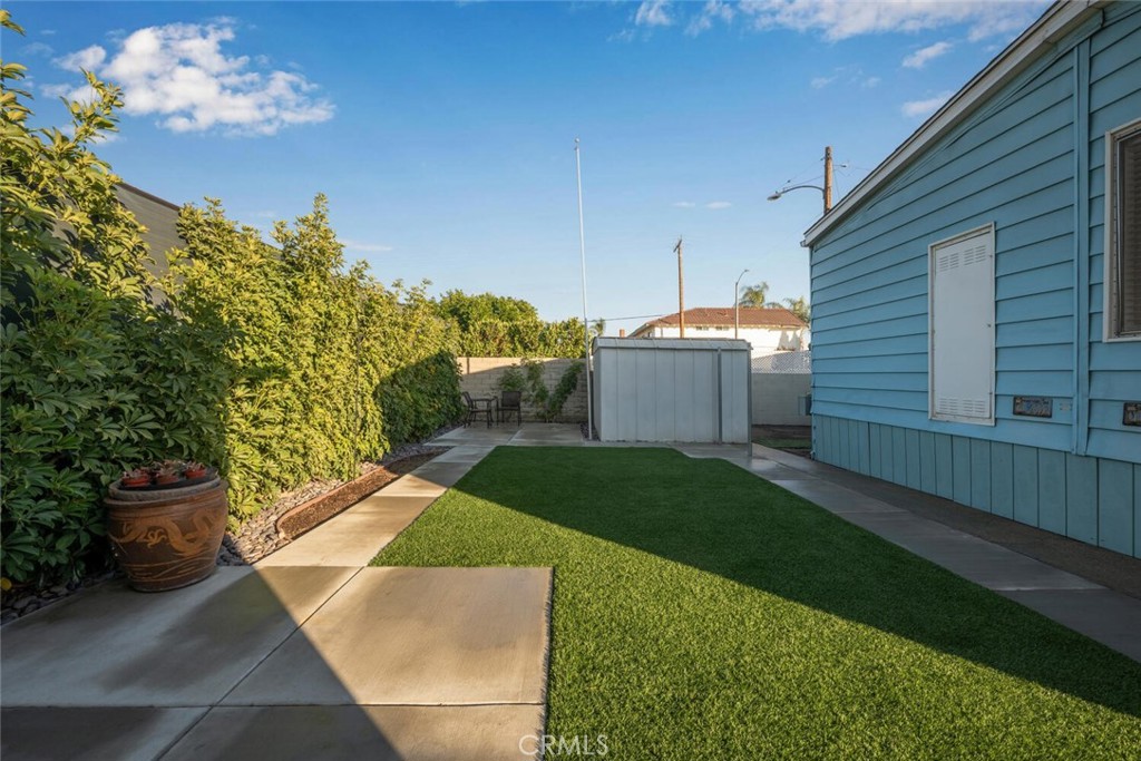 22221 Bloomfield Avenue 48