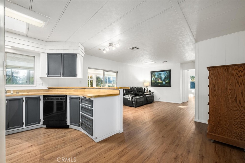 22221 Bloomfield Avenue 48