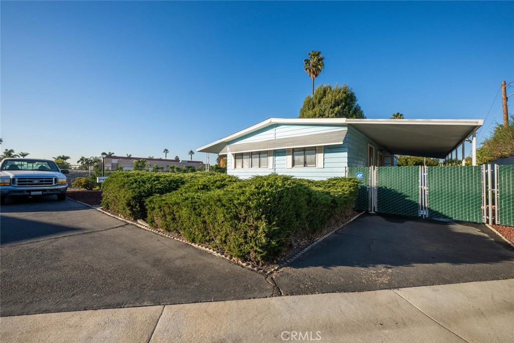 22221 Bloomfield Avenue 48