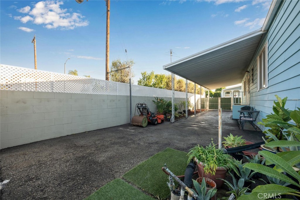 22221 Bloomfield Avenue 48