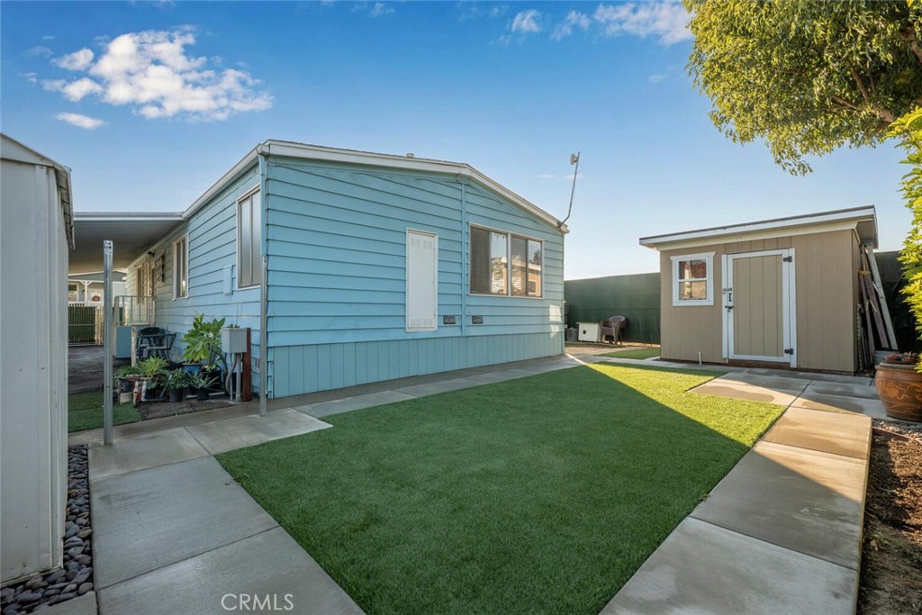 22221 Bloomfield Avenue 48