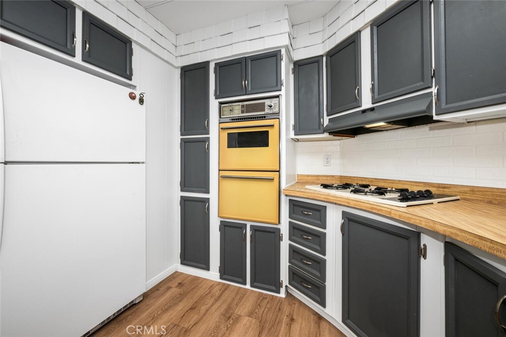 22221 Bloomfield Avenue 48