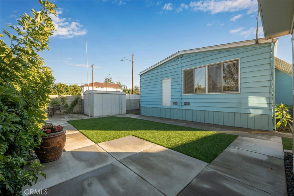 22221 Bloomfield Avenue 48