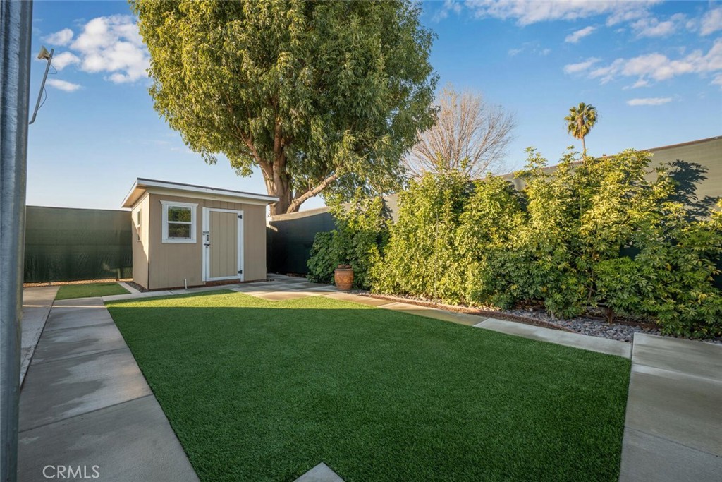 22221 Bloomfield Avenue 48