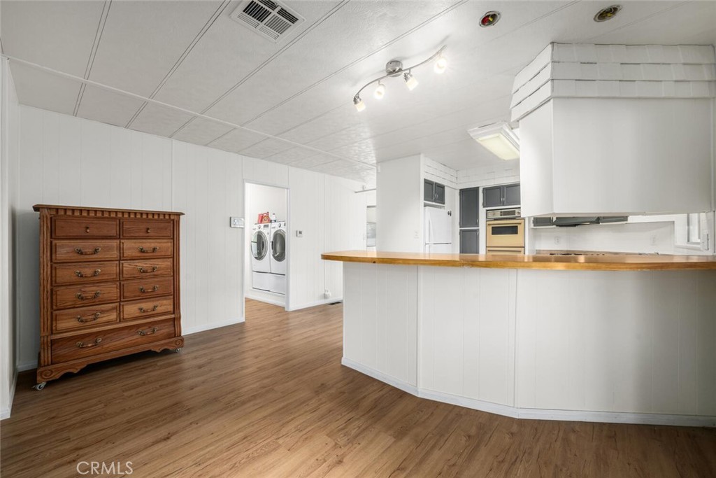 22221 Bloomfield Avenue 48