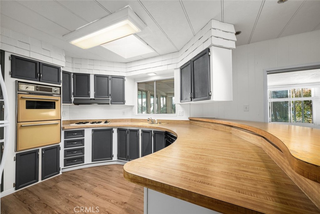 22221 Bloomfield Avenue 48