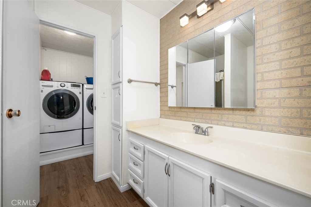 22221 Bloomfield Avenue 48