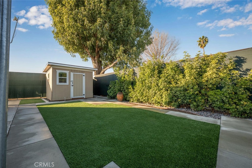 22221 Bloomfield Avenue 48