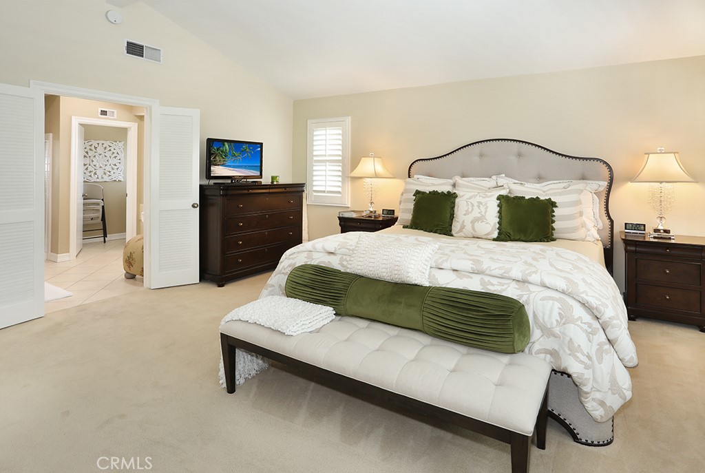 5685 Avenida Florencia