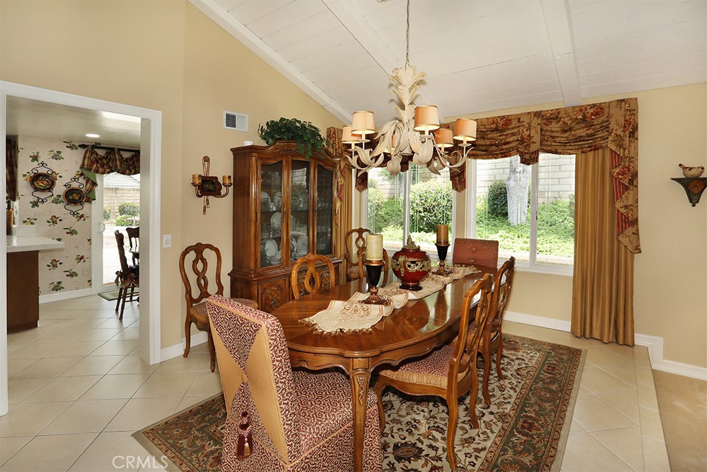 5685 Avenida Florencia