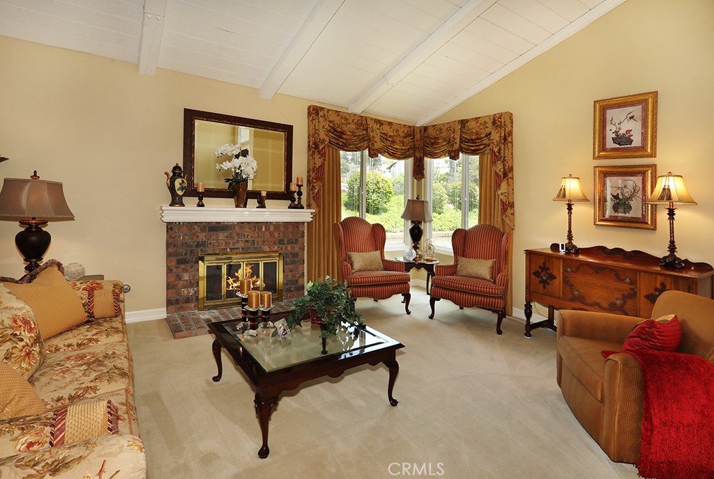 5685 Avenida Florencia