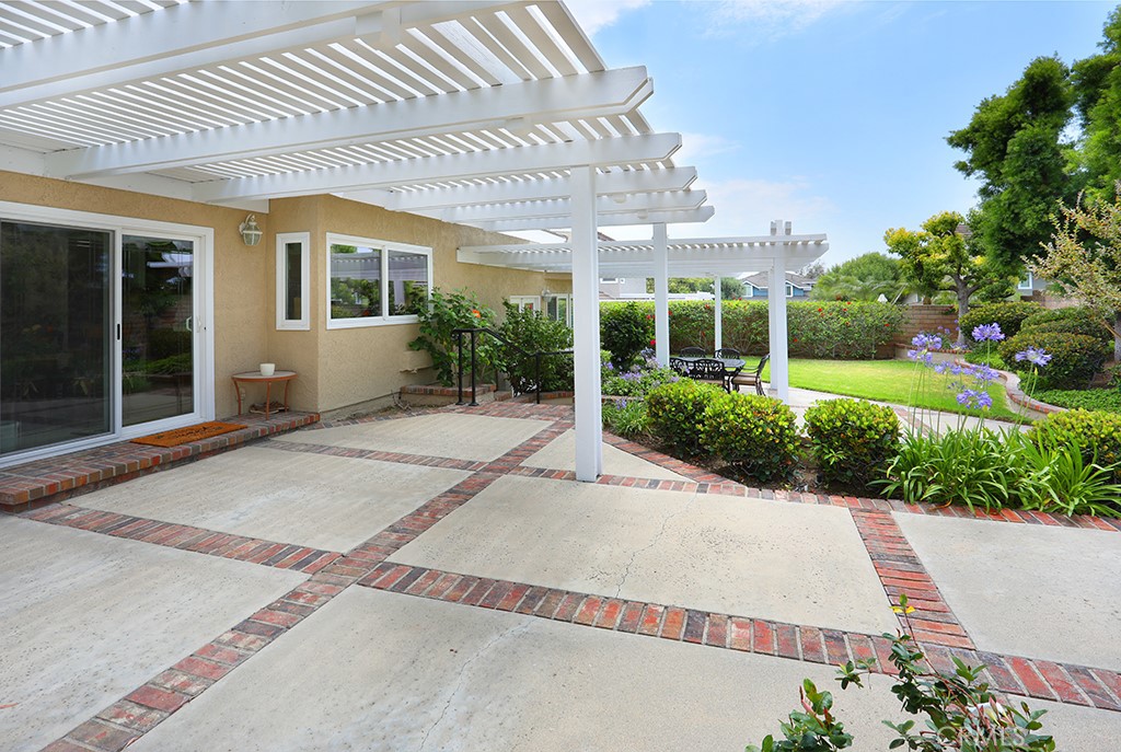 5685 Avenida Florencia