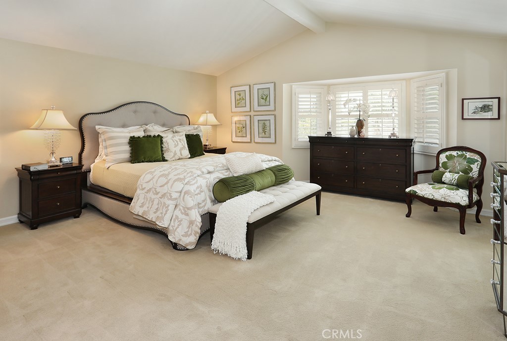 5685 Avenida Florencia