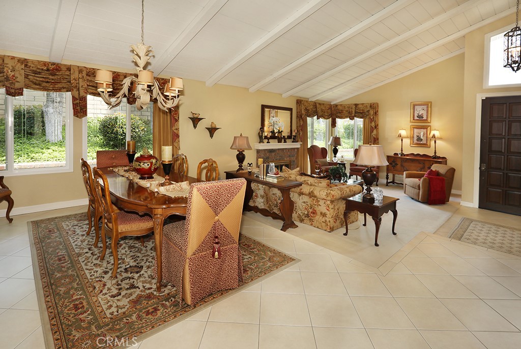 5685 Avenida Florencia