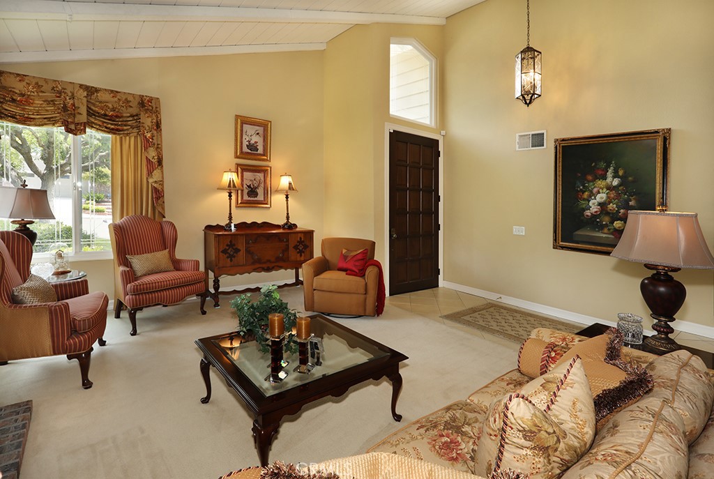 5685 Avenida Florencia