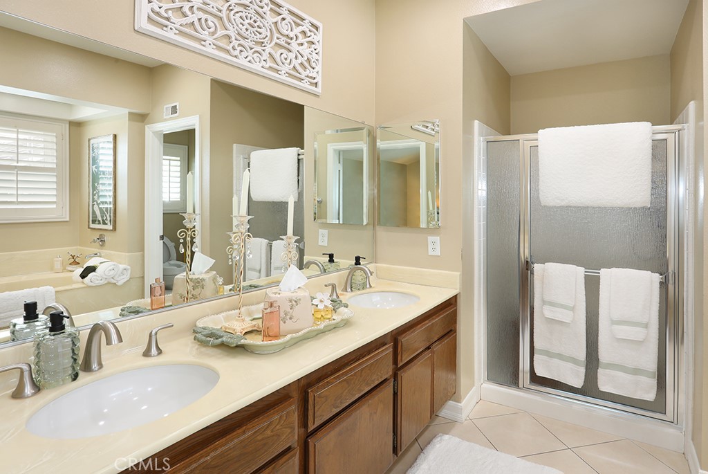 5685 Avenida Florencia