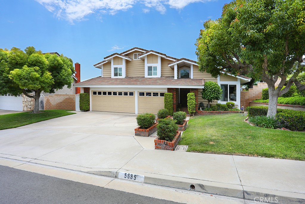 5685 Avenida Florencia