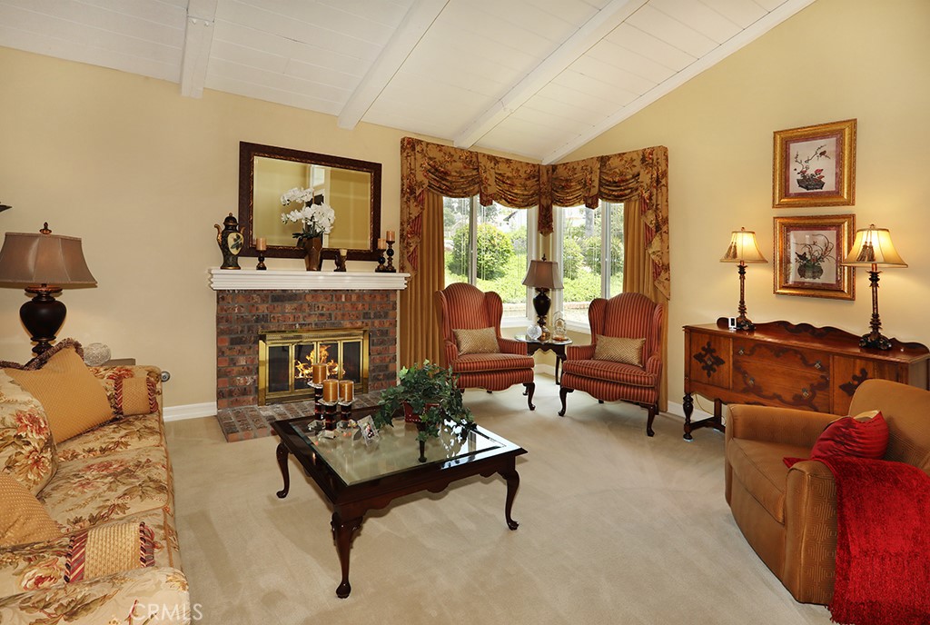 5685 Avenida Florencia