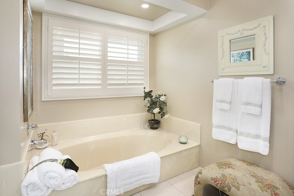 5685 Avenida Florencia