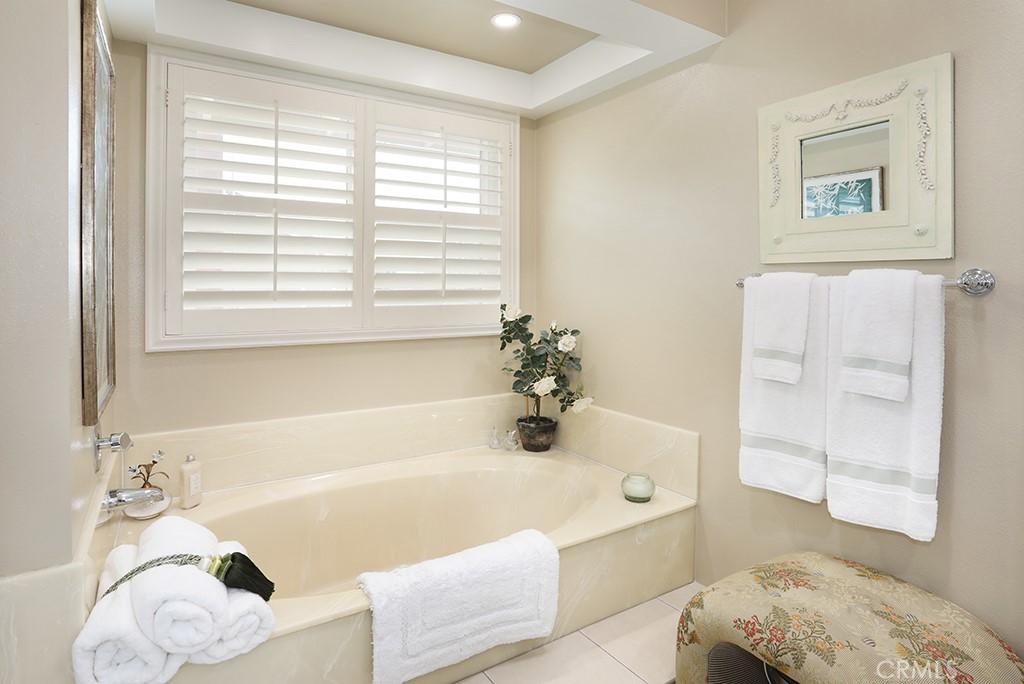 5685 Avenida Florencia