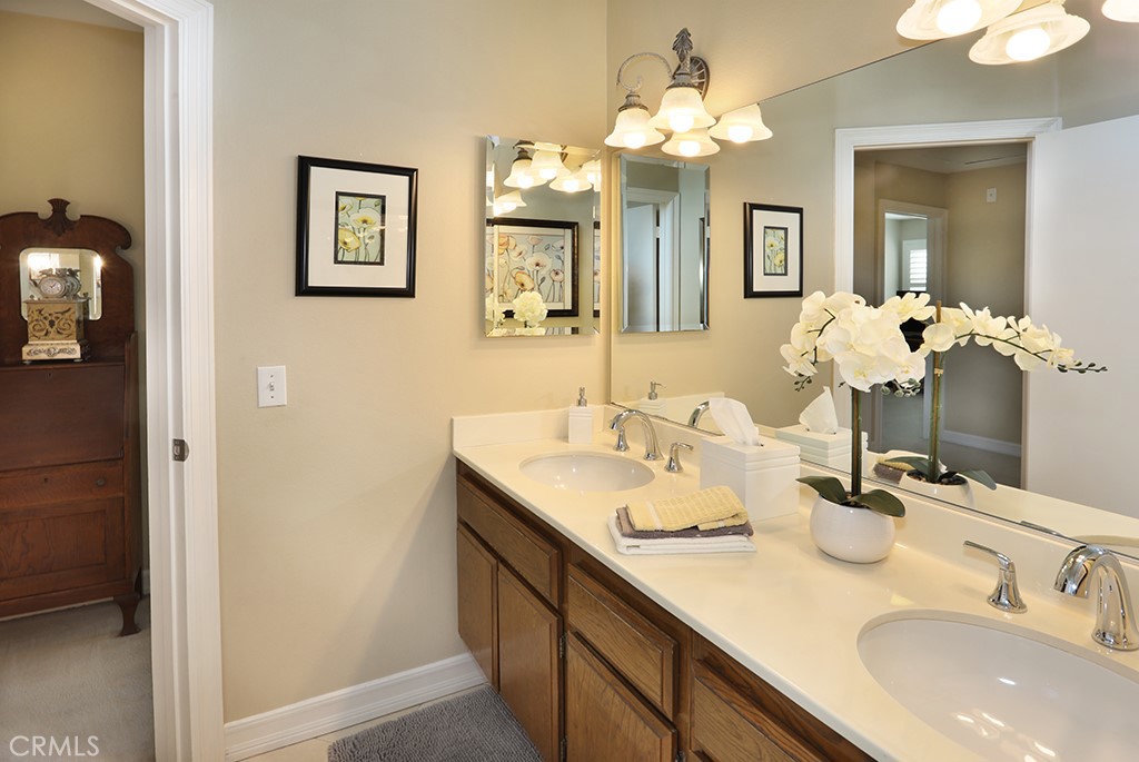 5685 Avenida Florencia