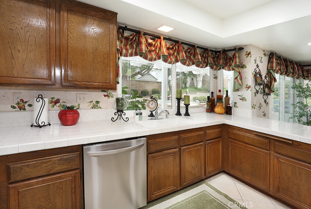 5685 Avenida Florencia