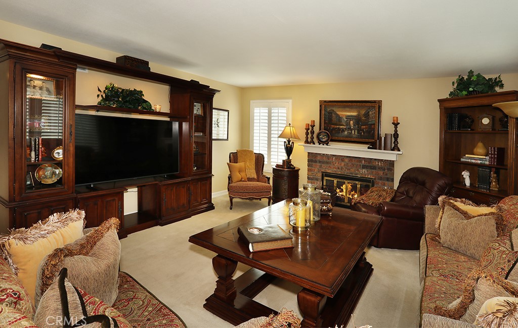 5685 Avenida Florencia