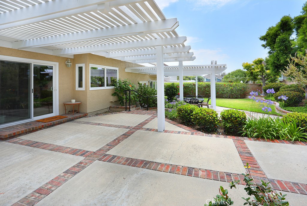 5685 Avenida Florencia