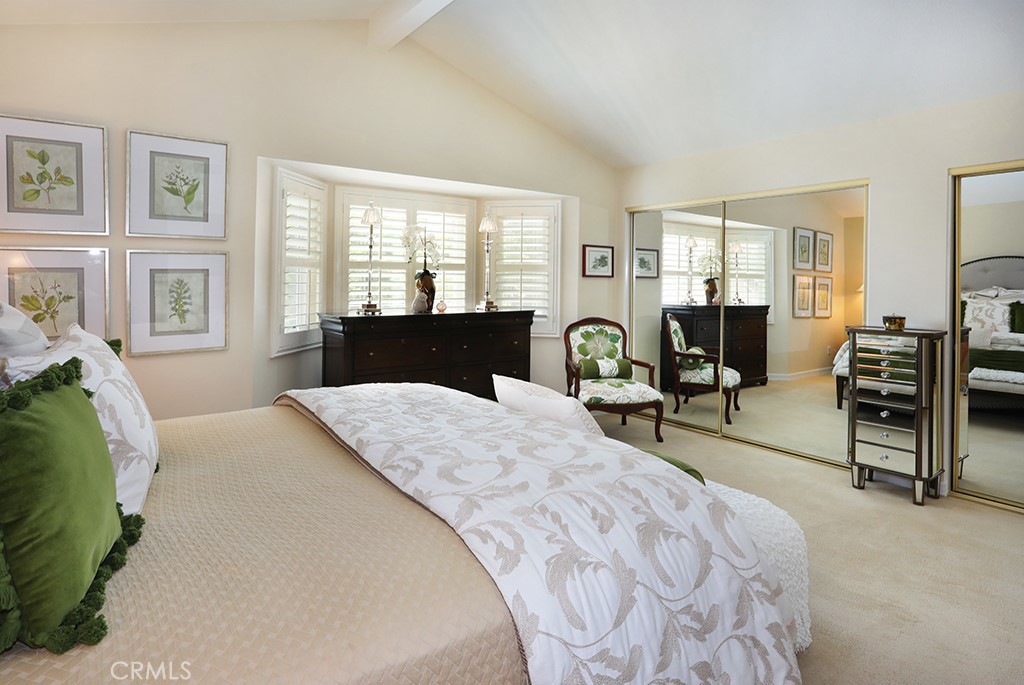 5685 Avenida Florencia